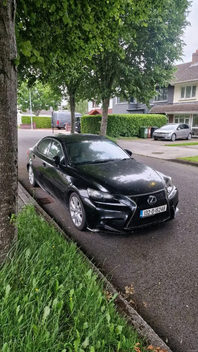 Lexus IS300h - Image 2