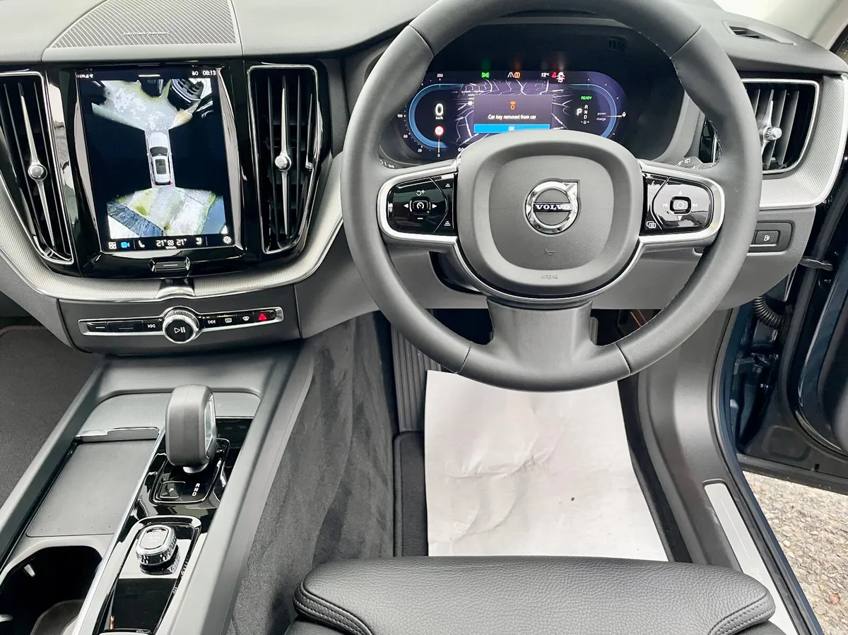 Volvo XC60 T6 Recharge DarkPlus PHEV AWD Auto,2024 - Image 6