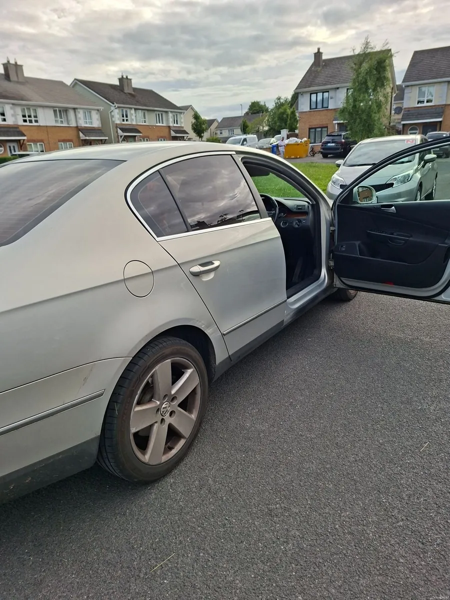 Volkswagen Passat 2010 - Image 1