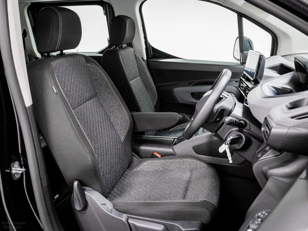 Peugeot Rifter E-Allure 50kWh 136HP L2 - 7 Seats - Image 3