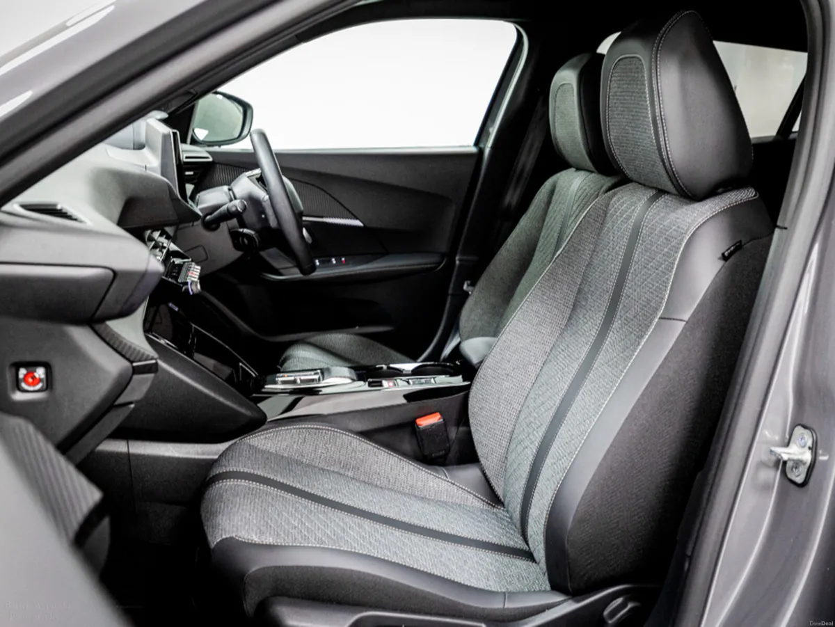 Peugeot 2008 E-Allure 54kWh 155HP - Image 6