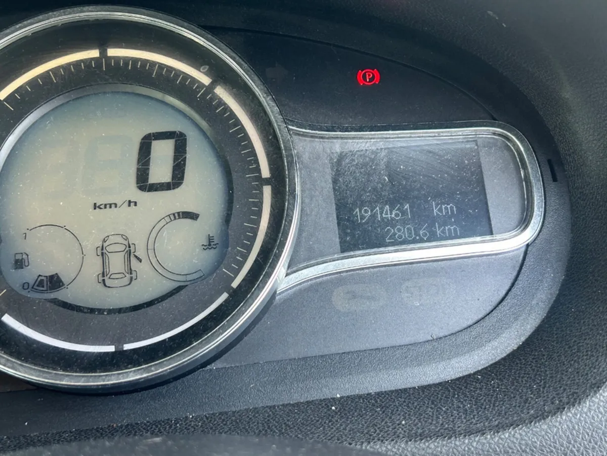 Renault Fluence EXPRESSION 1.5 DCI 95 4DR - Image 3
