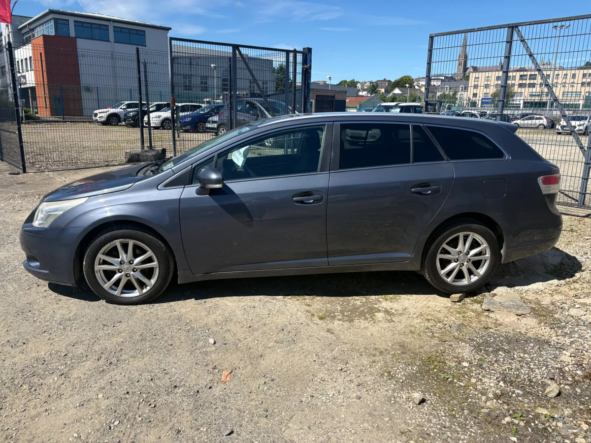 Toyota Avensis 2011 - Image 4
