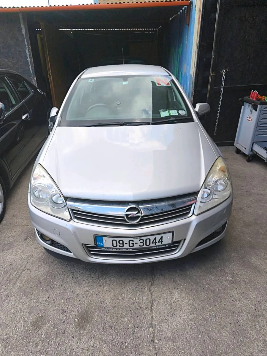 Opel Astra [2009] – For Parts or Repair - Image 1