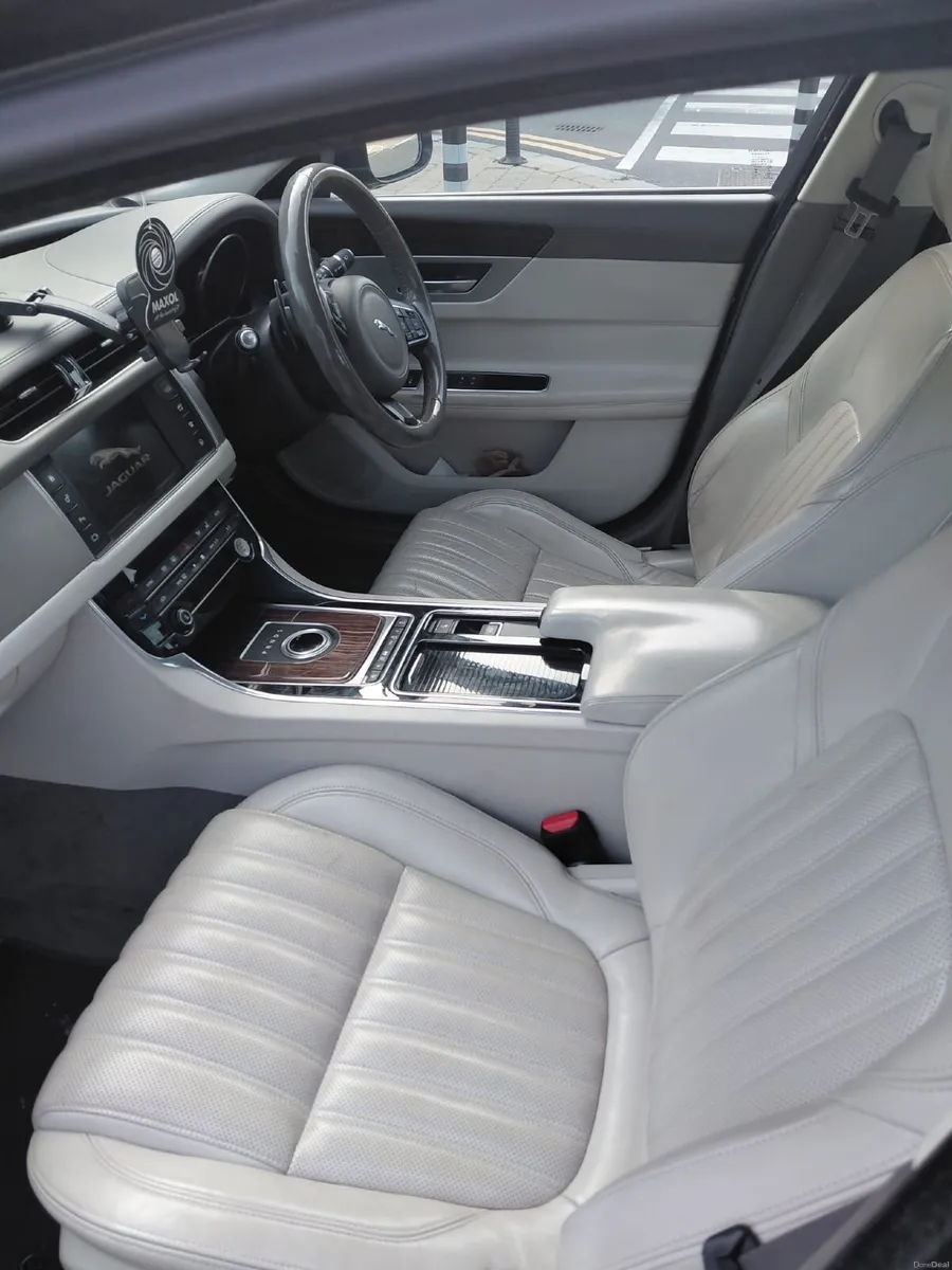 Jaguar XF 2016 - Image 4