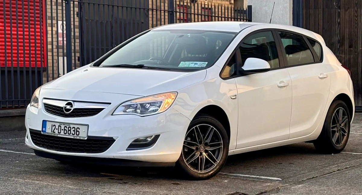 2012 Opel Astra*FRESH NCT and SERVICE* - Image 3