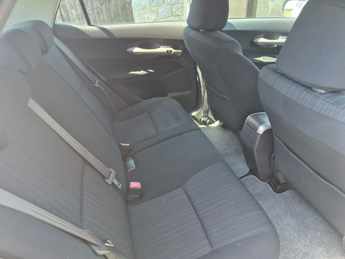 Toyota Auris 2008 - Image 2