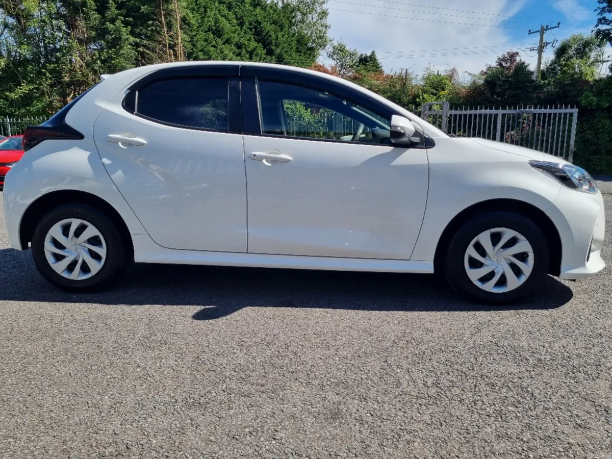 Toyota Yaris Hybrid  2020 - Image 2