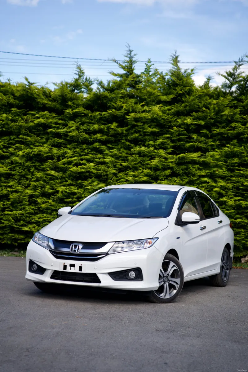 HONDA GRACE 2015 WITH NEW CARPLAY AND LOW MILEAGE - Image 1