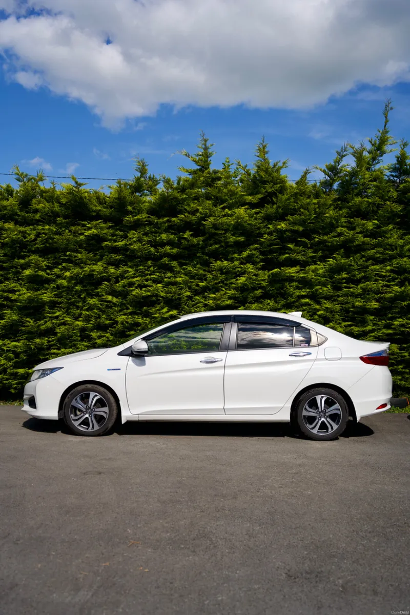 HONDA GRACE 2015 WITH NEW CARPLAY AND LOW MILEAGE - Image 4