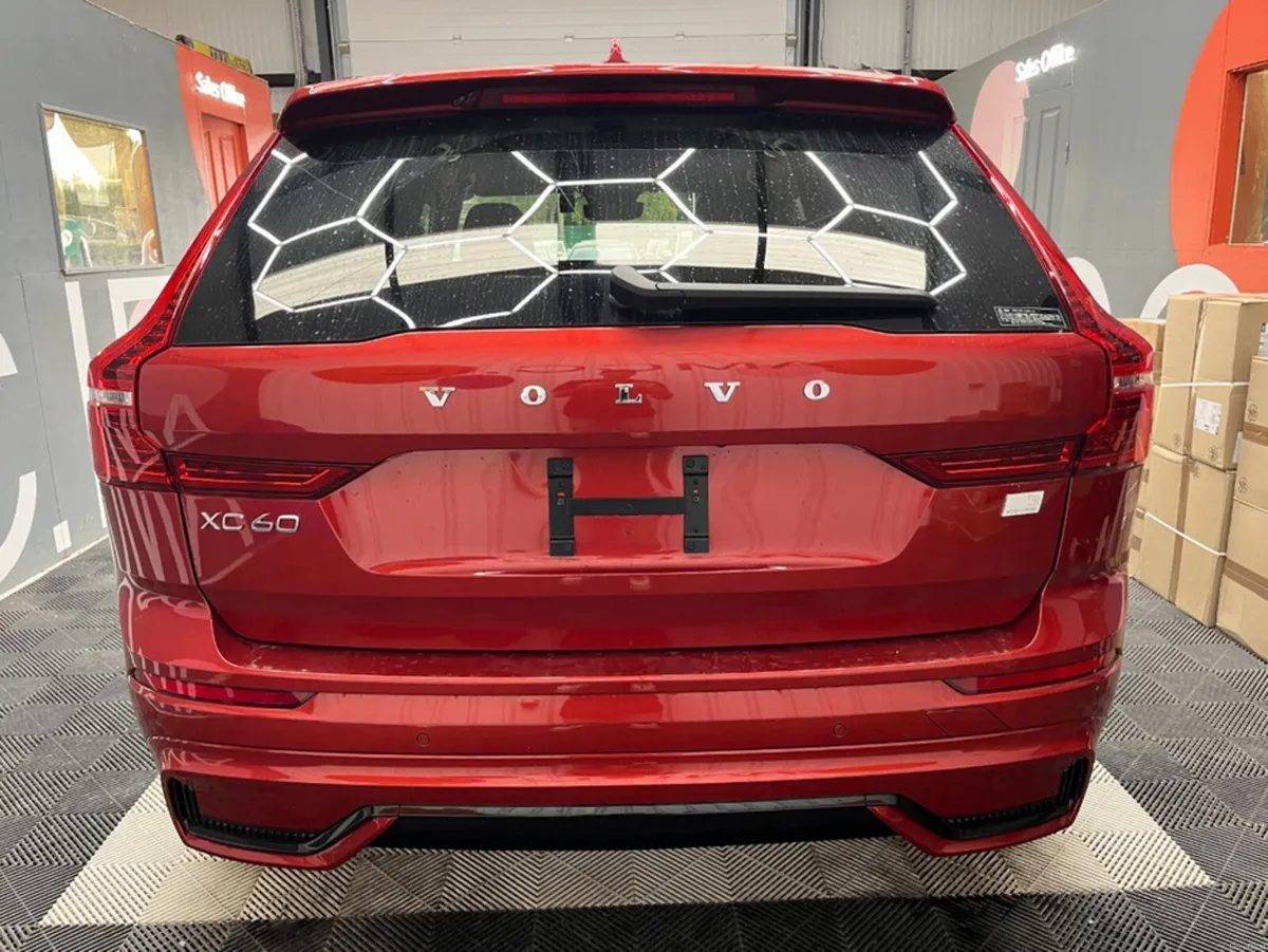 Volvo XC60 2024 VOLVO XC60 RECHARGE T6 PLUG-IN 2.0 - Image 3