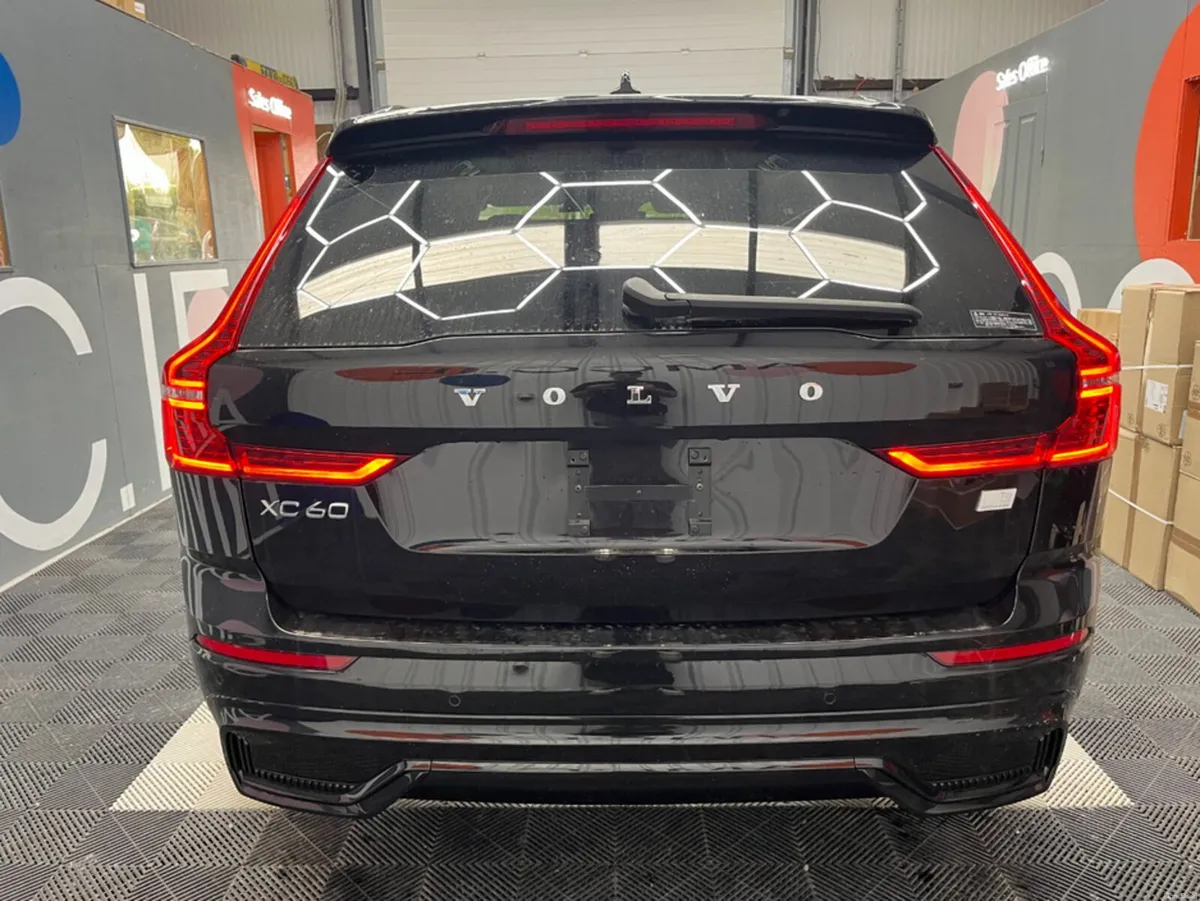 Volvo XC60 2024 VOLVO XC60 RECHARGE T6 PLUG-IN 2.0 - Image 3