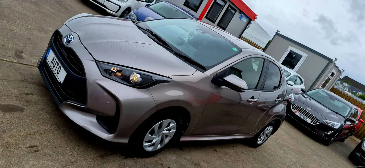 Toyota Yaris hybrid/petrol new model 1.5 low kms - Image 5