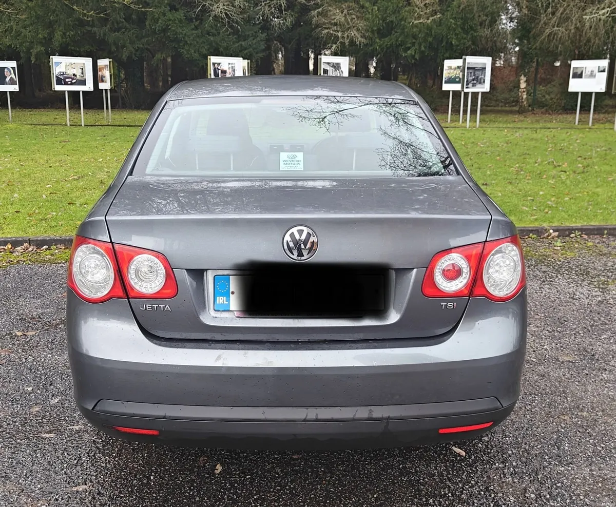 Volkswagen Jetta 2009 - Image 2