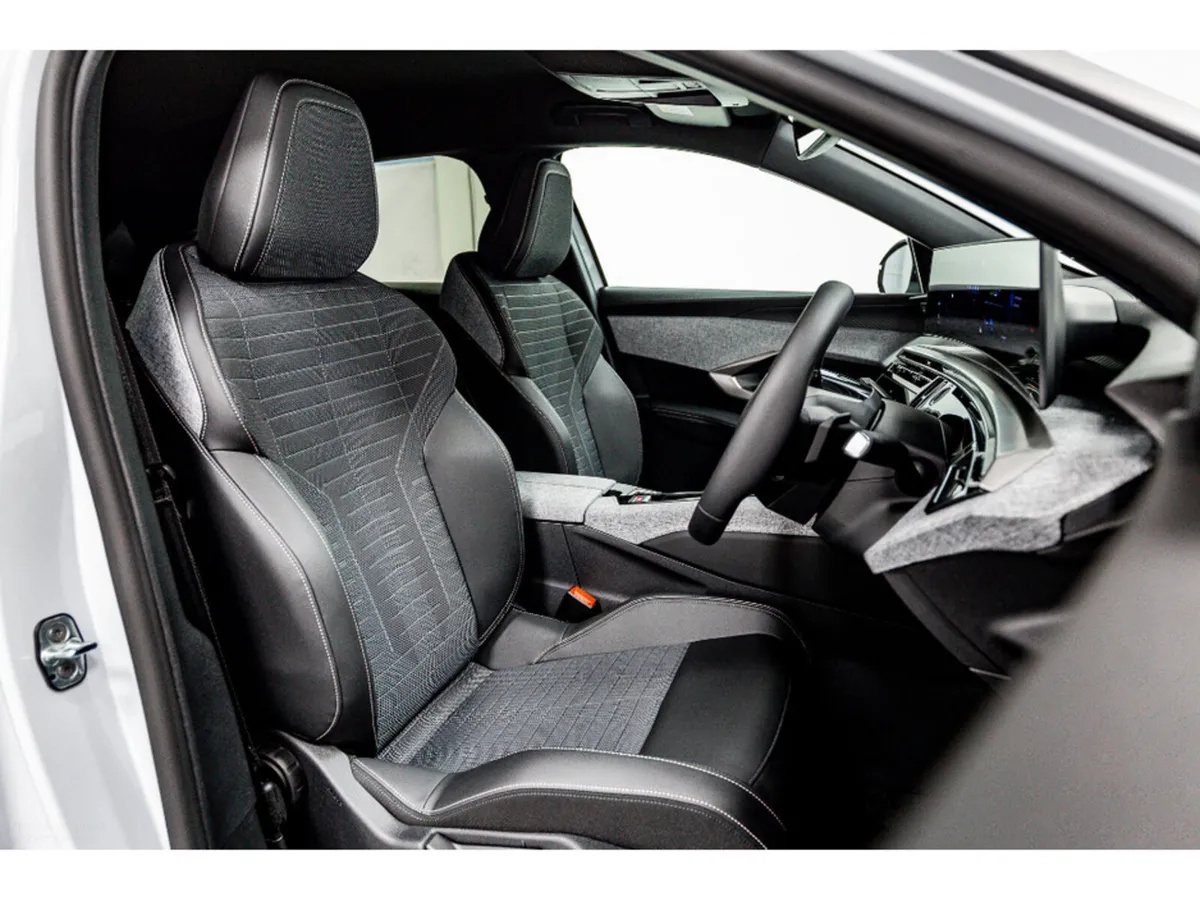 Peugeot 3008 E-Allure 73kWh 210BHP - Image 4