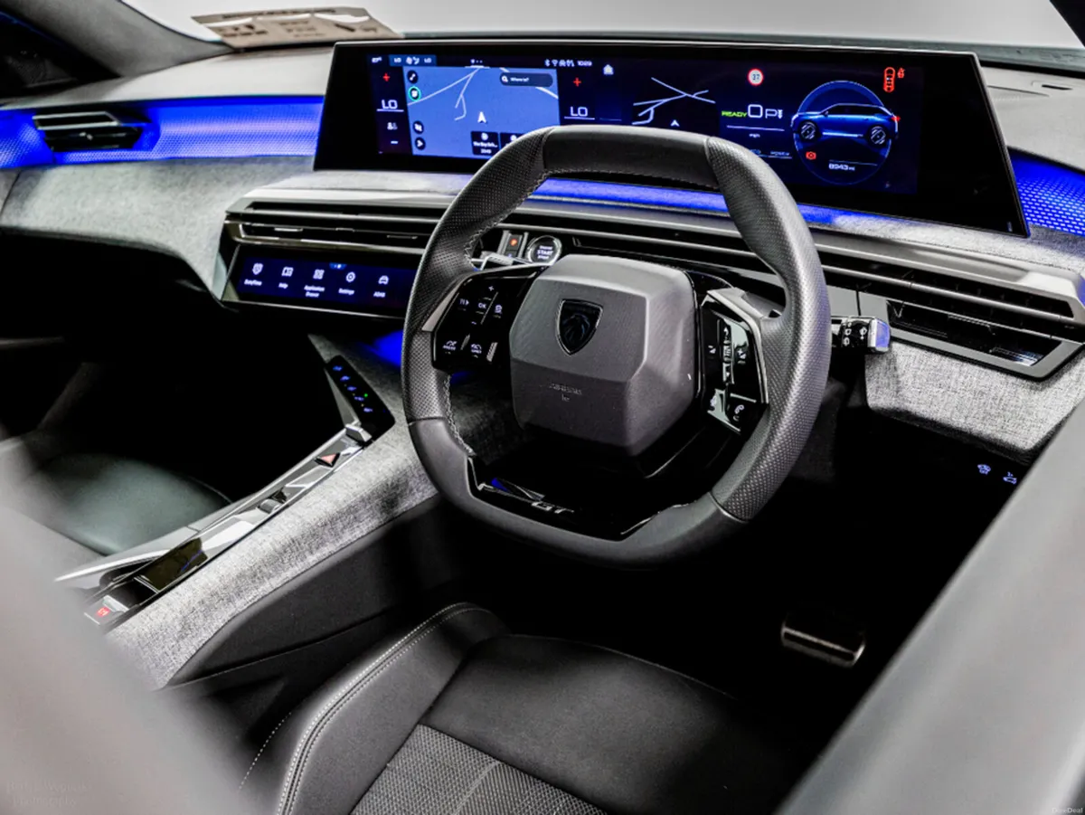 Peugeot 5008 E-GT 72kWh 210HP - 7 Seats - Image 2