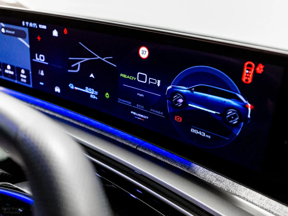 Peugeot 5008 E-GT 72kWh 210HP - 7 Seats - Image 4