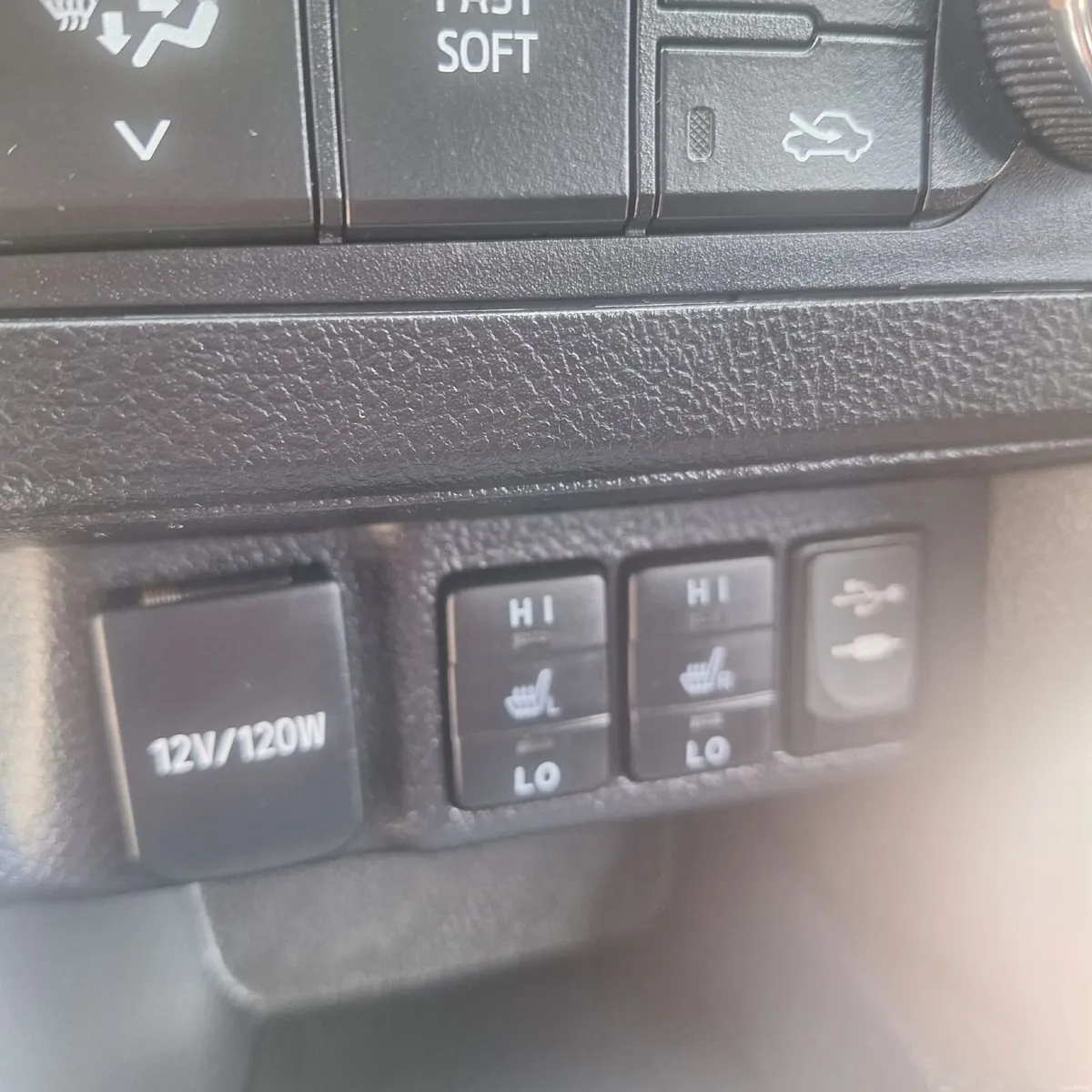 Toyota Auris 2015 - Image 2