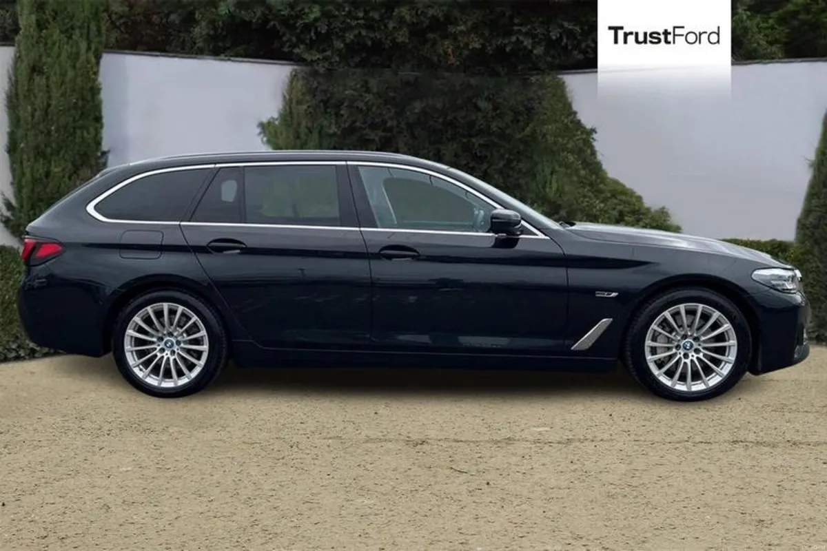 BMW 5-Series SE Touring - Image 3