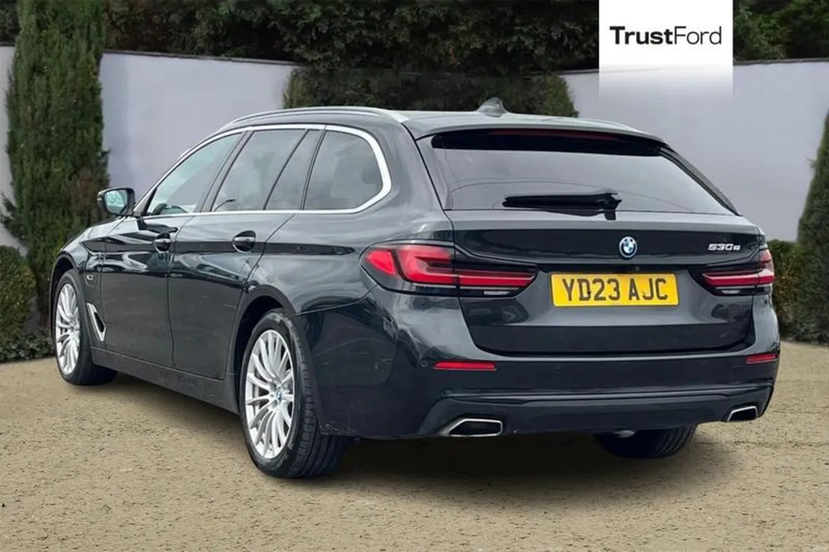 BMW 5-Series SE Touring - Image 2