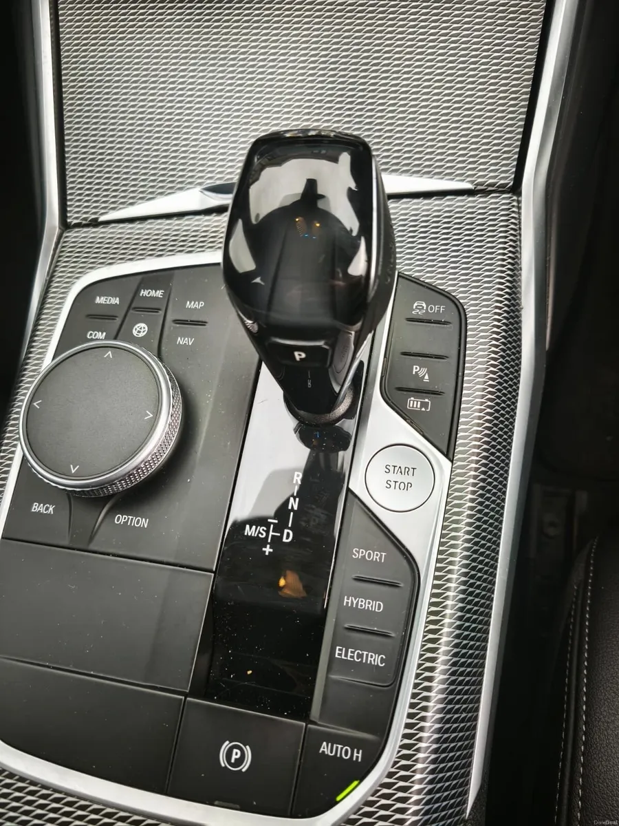 BMW 330e M sport - Image 2