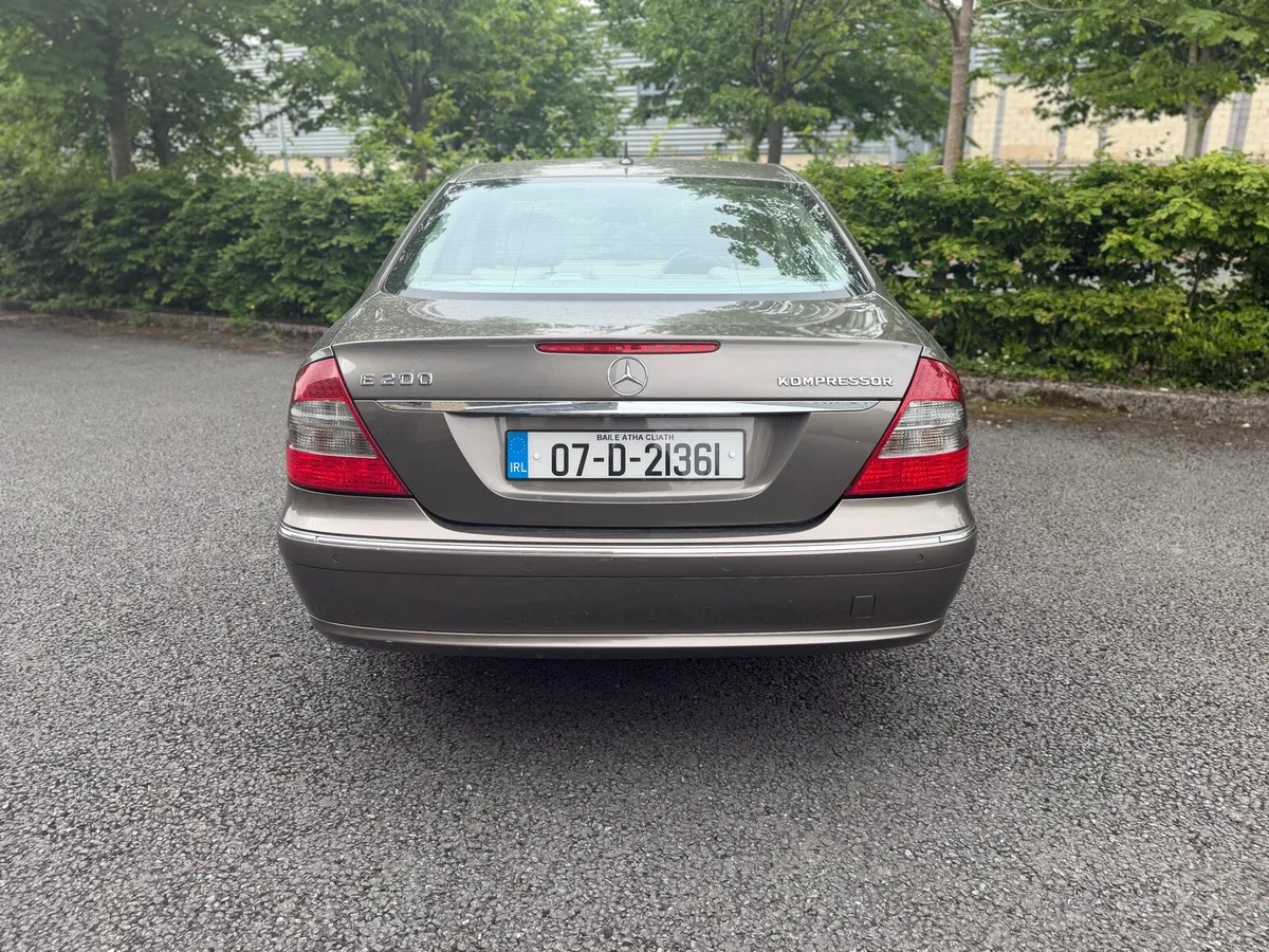 MERCEDES BENZ E200 LOW MILEAGE AUTO - Image 4