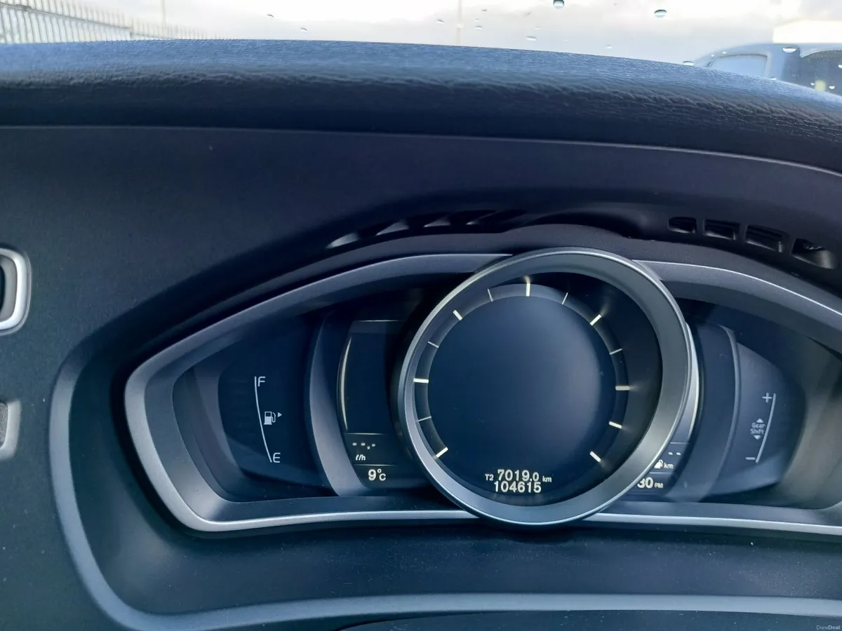 Volvo V40 2016 - Image 2