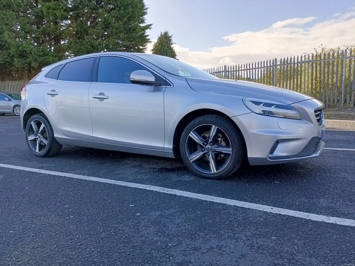 Volvo V40 2016 - Image 1