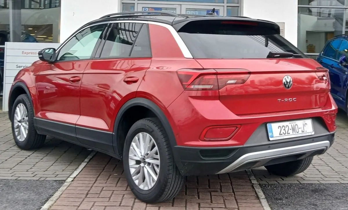 Volkswagen T-Roc Life 2.0 TDI 116HP **REAR VIEW CA - Image 2