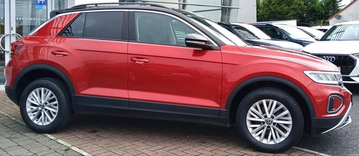 Volkswagen T-Roc Life 2.0 TDI 116HP **REAR VIEW CA - Image 3