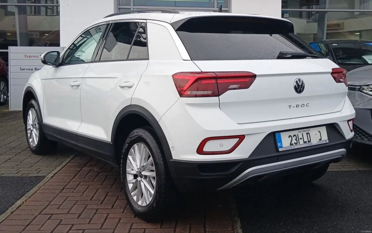 Volkswagen T-Roc Life 2.0 TDI 116HP **REAR VIEW CA - Image 2