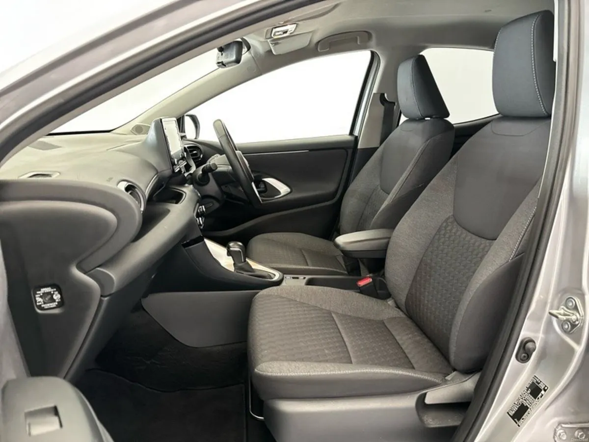 Toyota Yaris HYBRID L/SPORT - Image 6