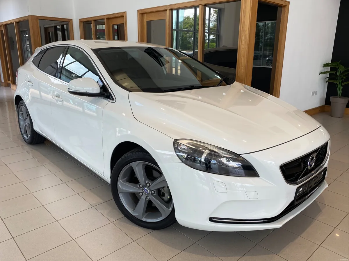Volvo V40 2013 T4 180HP SE LUX Auto - Image 1