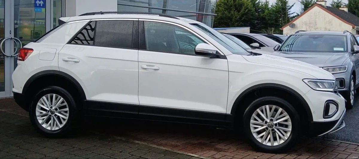 Volkswagen T-Roc LIFE 2.0 TDI 116HP **REAR VIEW CA - Image 2