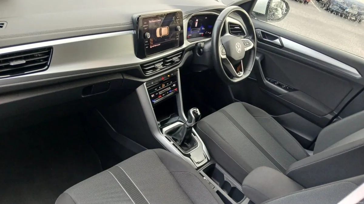Volkswagen T-Roc LIFE 2.0 TDI 116HP **REAR VIEW CA - Image 3