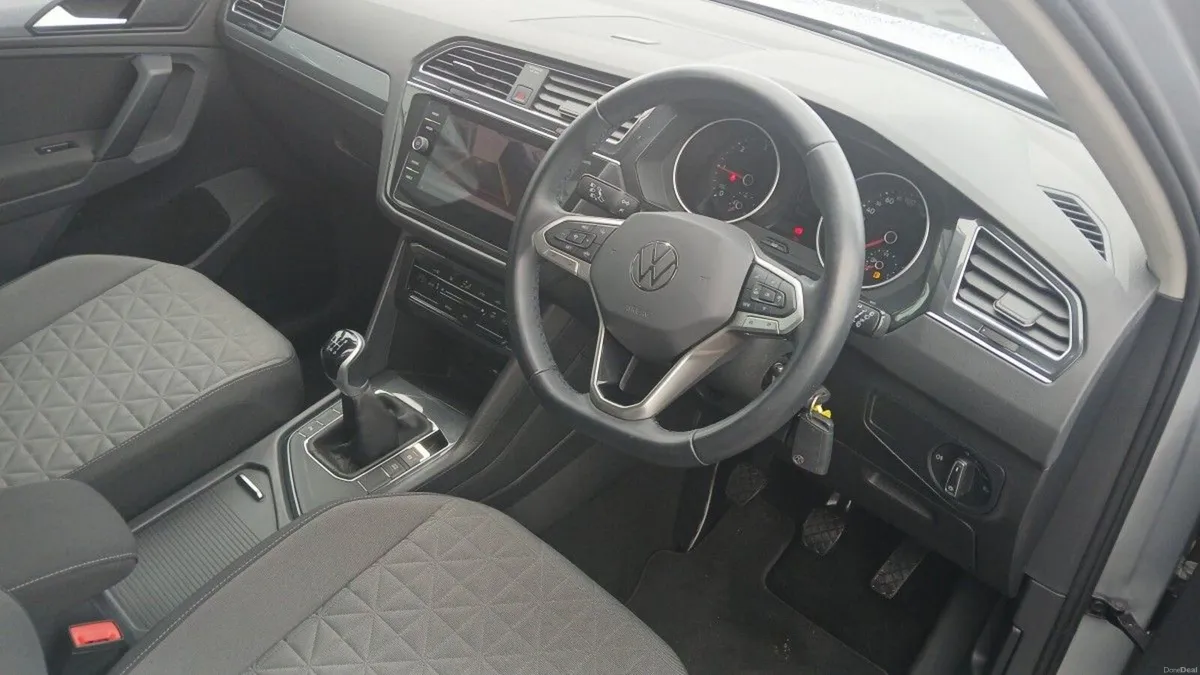 Volkswagen Tiguan Life 2.0 TDI 122HP **REAR VIEW C - Image 6