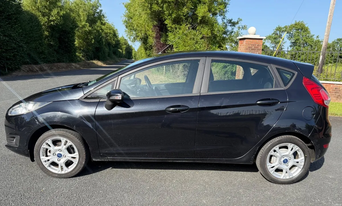 Ford Fiesta 2015 - Image 2