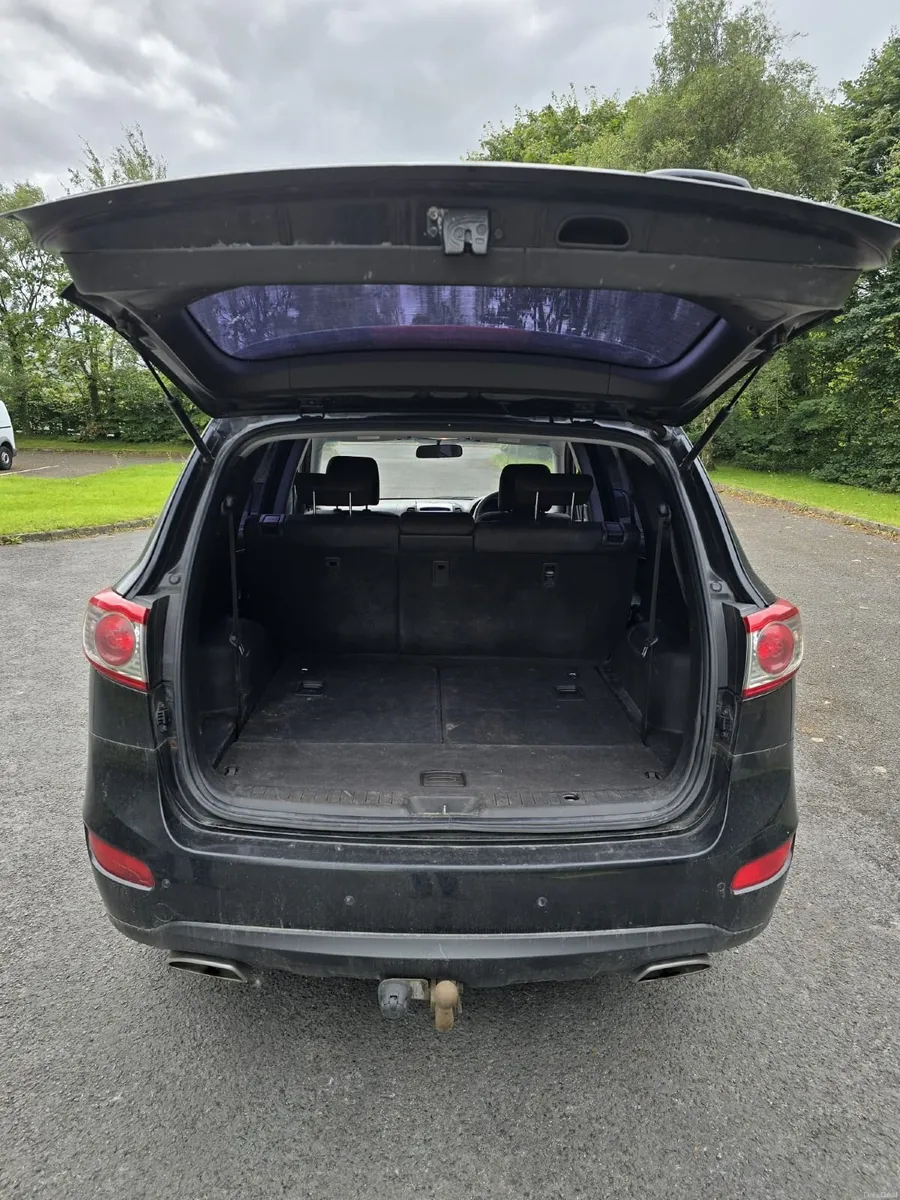Hyundai Santa Fe 2011 - Image 2