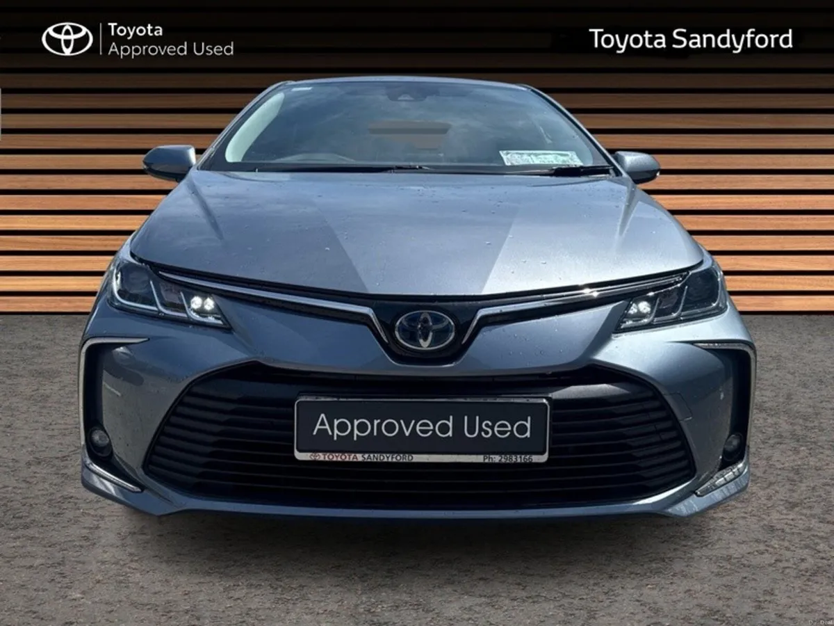 Toyota Corolla HYBRID LUNA SPORT SALOON // HEATED - Image 5