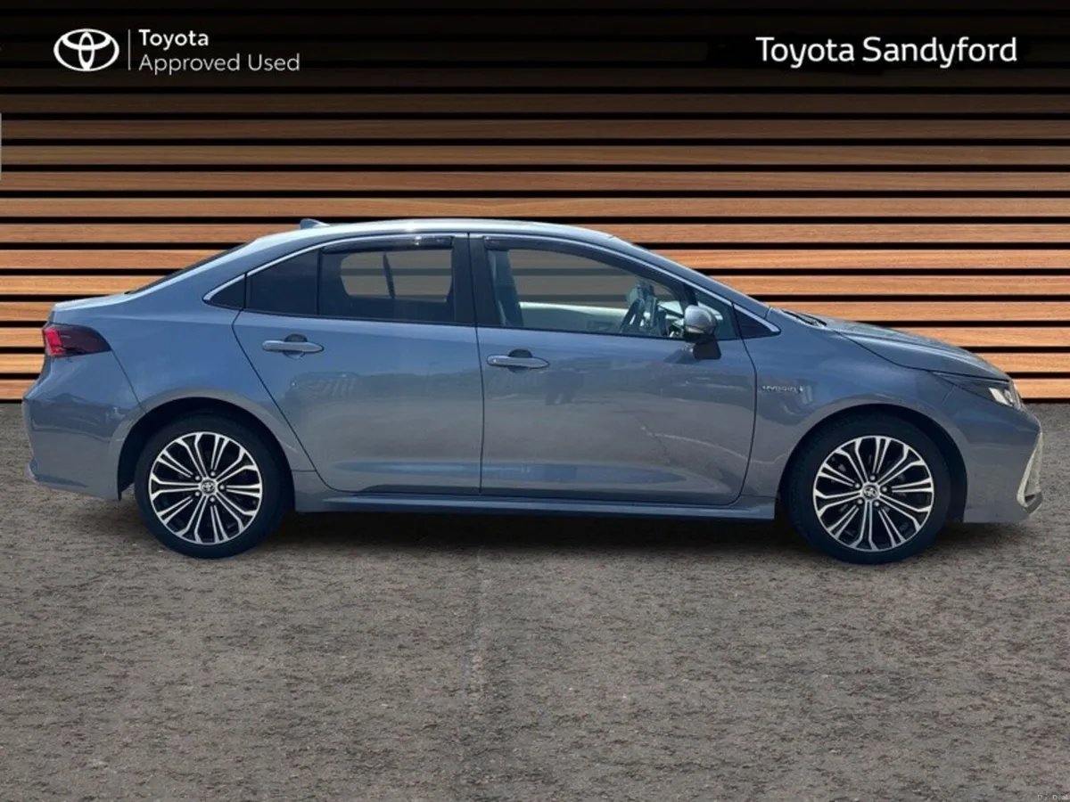 Toyota Corolla HYBRID LUNA SPORT SALOON // HEATED - Image 3
