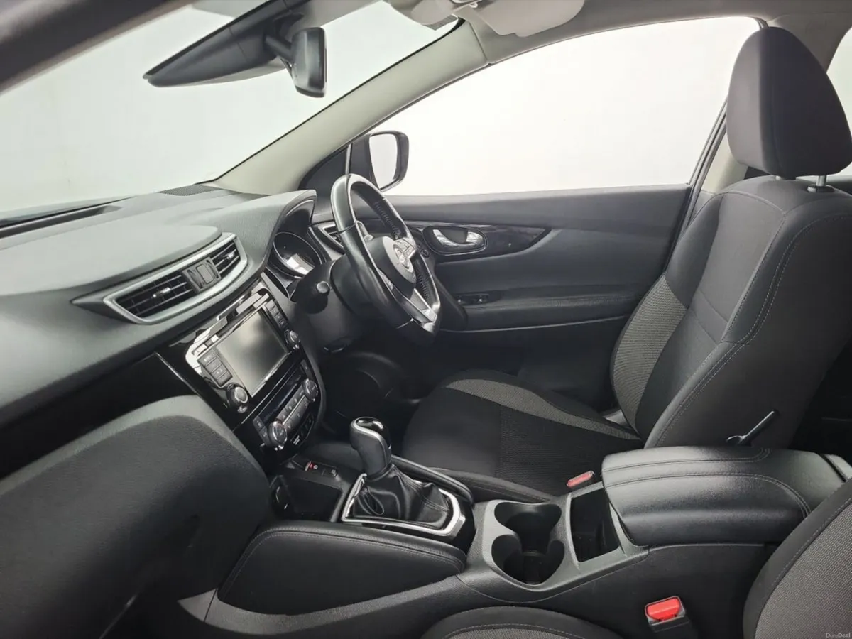 Nissan Qashqai 1.3 PET SV **Auto** - Image 4