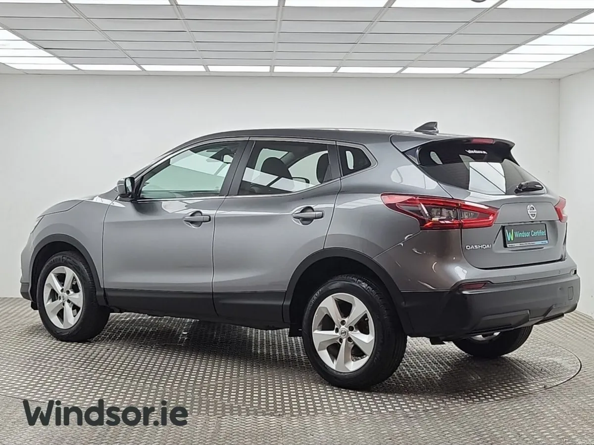 Nissan Qashqai 1.3 PET SV **Auto** - Image 3