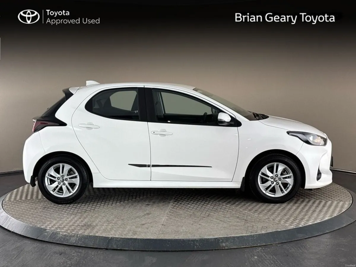 Toyota Yaris HYBRID LUNA - Image 3