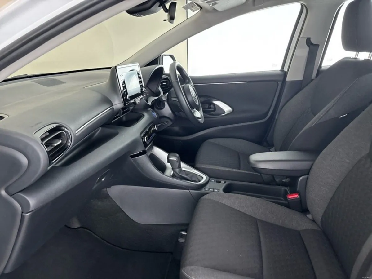 Toyota Yaris HYBRID LUNA - Image 6