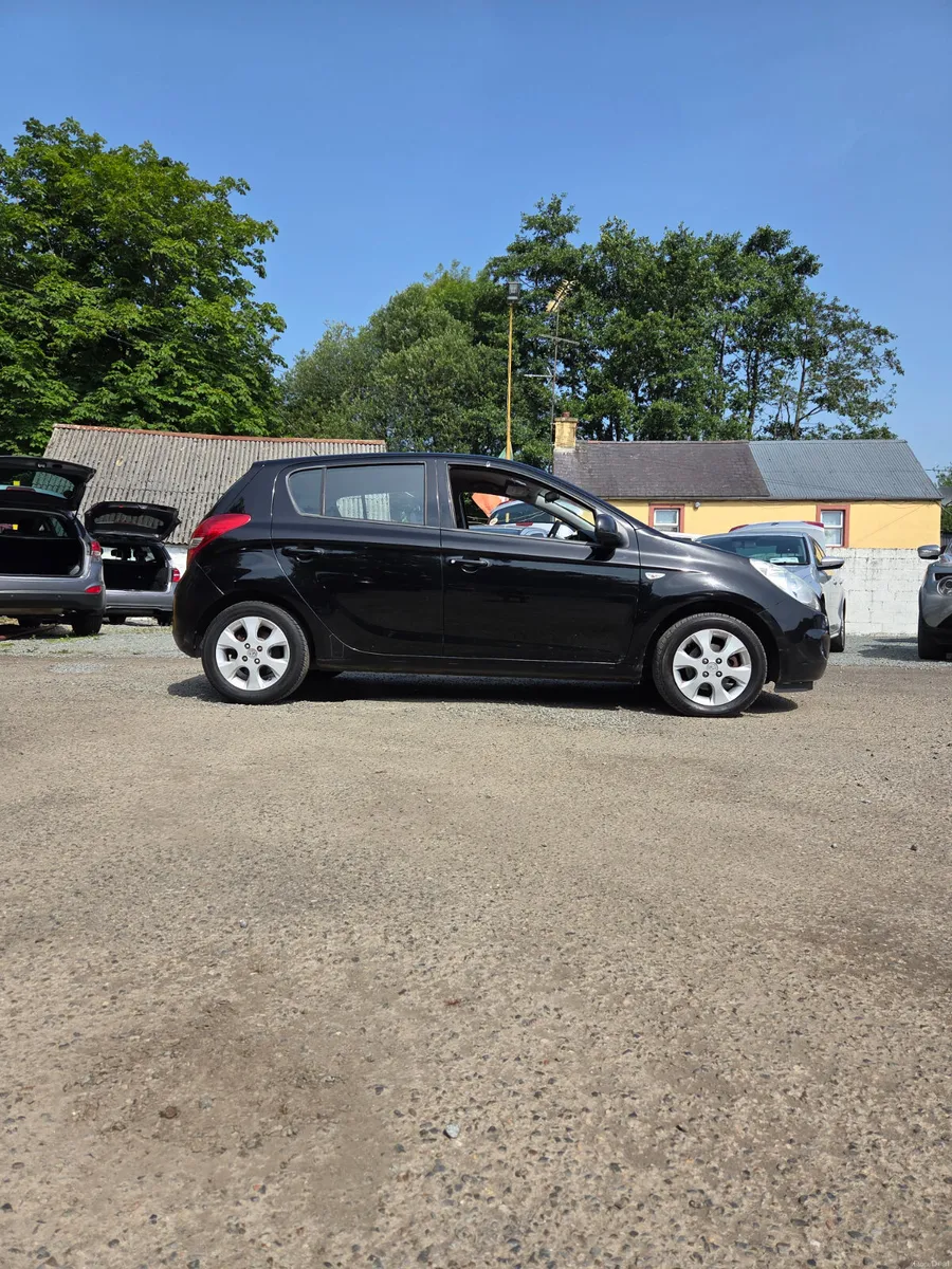 Low Mileage Automatic Hyundai i20 - Image 2