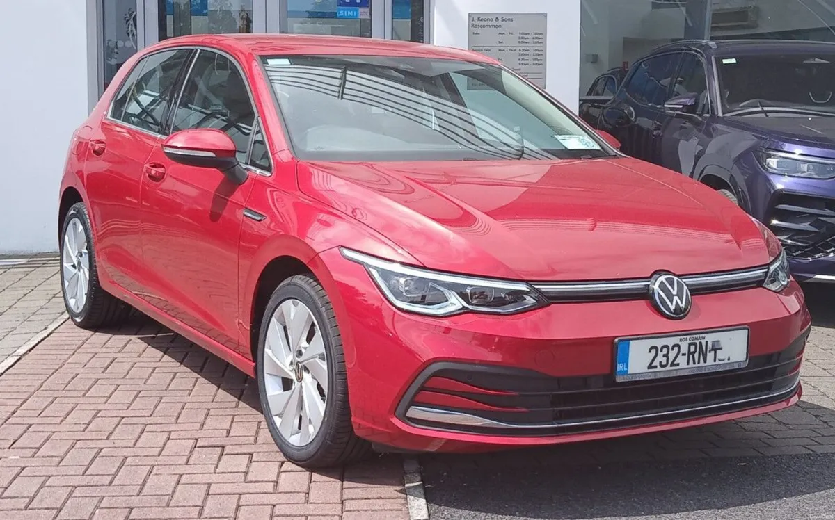 Volkswagen Golf Style 2.0 TDI 115HP **SAT NAV, APP - Image 1