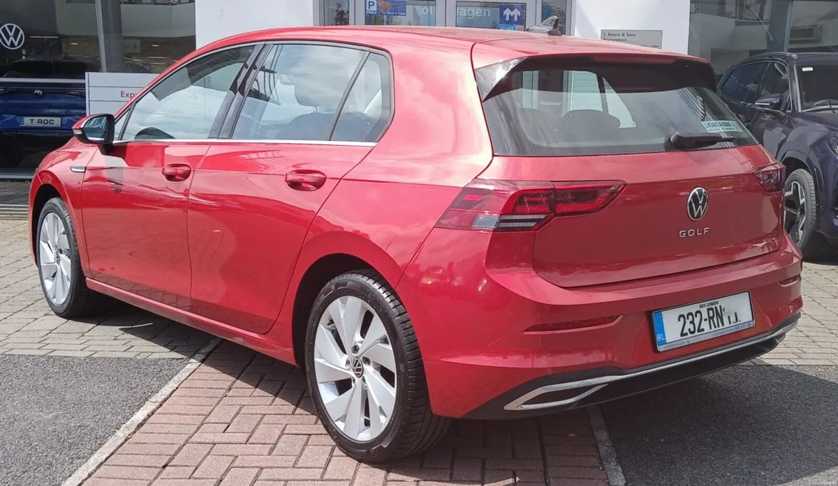 Volkswagen Golf Style 2.0 TDI 115HP **SAT NAV, APP - Image 4