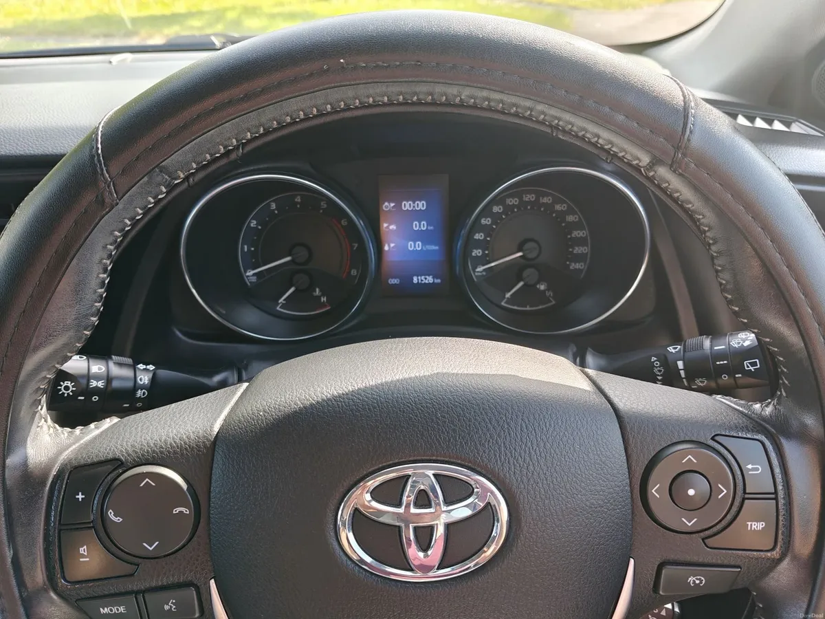 Toyota Auris 2016 1.2 petrol - low mileage - Image 2