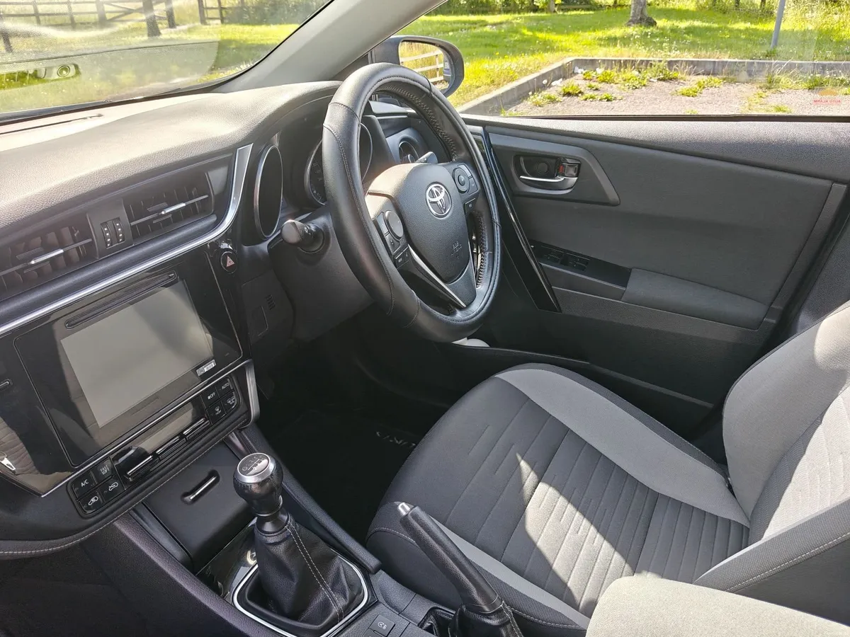 Toyota Auris 2016 1.2 petrol - low mileage - Image 4