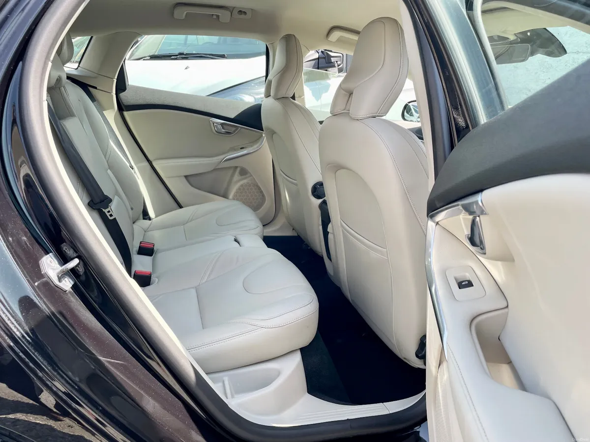 Volvo V40 Momentum 2.0 D2 Diesel Manual,2018 - Image 4